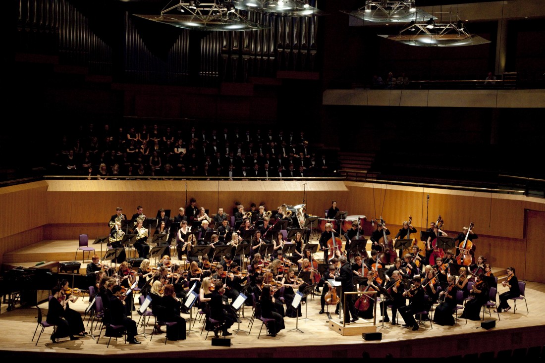 Chetham's Symphony Orchestra Chetham's Symphony Orchestra perform at The Great Hall, Lancaster University on 17th October 2013.